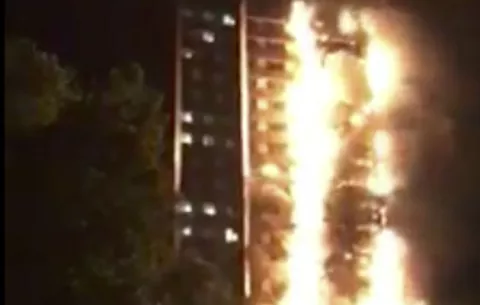 Incendio consume  la torre residencial Grenfell Tower en Londres