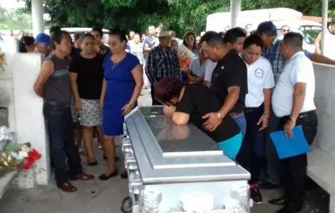 Realizan honras fúnebres de docente que murió en accidente