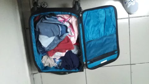Viajaba en bus con maleta más llena de plata que ropa