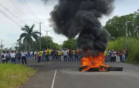 Obreros exigen que se contrate mano de obra colonense
