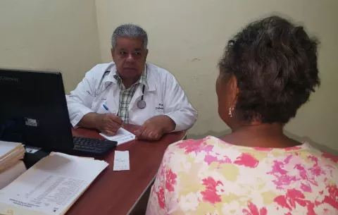 Médico denuncia que sujetos amenazan con sacar arma en Colón
