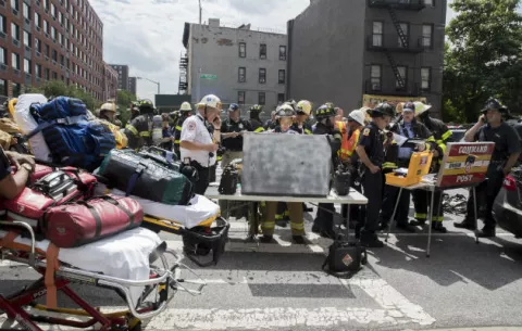 Al menos 34 heridos tras descarrilar un metro en Nueva York