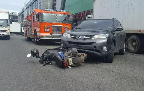 Chocan motorizado y vehículo 4x4 frente a la administración de la Zona Libre