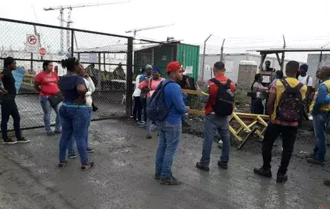 Mujeres colonenses solicitan empleo frente a proyecto