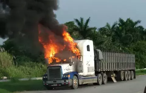 Se incendia mula vía a muelle 16