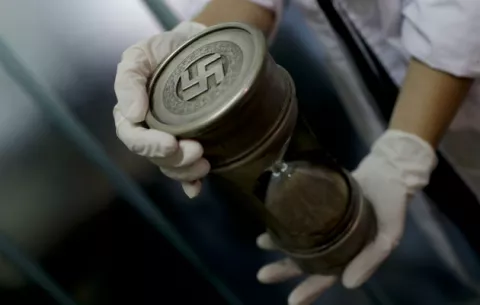 Hallan tesoro de objetos nazi en una habitación secreta en Argentina