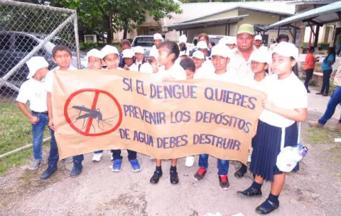 Niños marchan y hacen llamado a eliminar criaderos de mosquitos en Colón