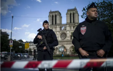 Joven que atacó con martillo a policía en Francia confirma ser del Estado Islámico