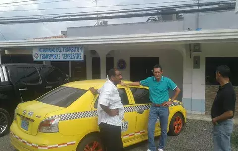 Palancas de taxi en La Villa de Los Santos reclaman certificados de operación