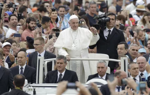 Papa repudia considerar “mártires” a atacantes suicidas 