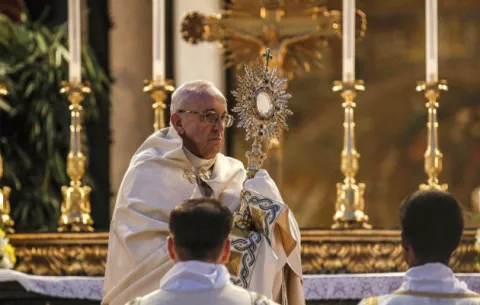 El papa alerta de un mundo frenético y "pobre de recuerdos" durante el Corpus