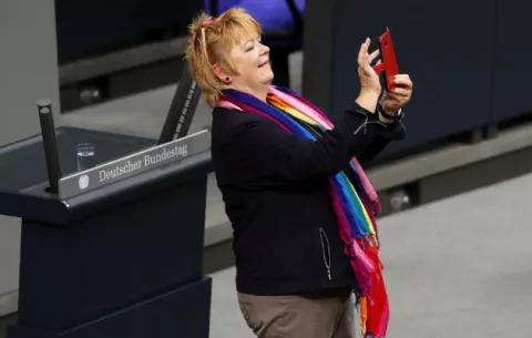 Alemania aprueba el matrimonio homosexual, con Merkel en contra