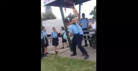 Graban a estudiantes dándose puñetazos y uno tenía arma blanca
