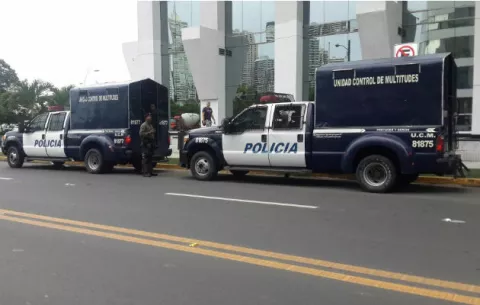 Transportistas de turismo protestan contra UBER