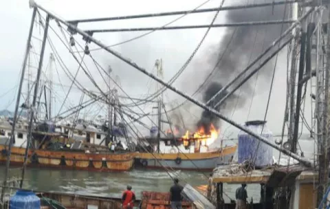 Incendio en embarcación en Puerto de Vacamonte