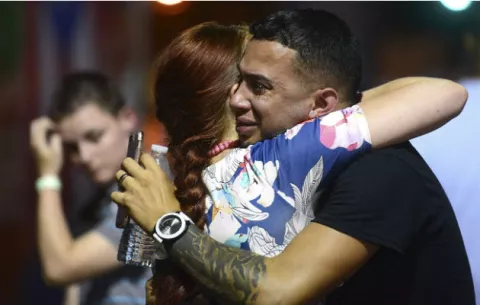 Cientos de personas honran a las víctimas de Pulse un año después de matanza