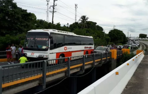 Bus de la ruta Ocú-Panamá involucrado en choque con otros cinco vehículos