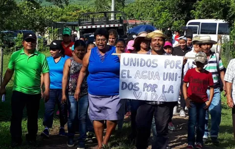 Realizan caminata por conservación de fuentes hídricas