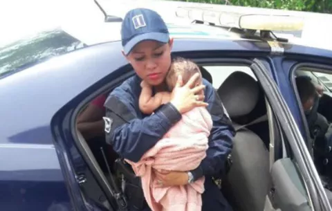 Rescatan a infante de 4 meses y a su madre de violencia doméstica