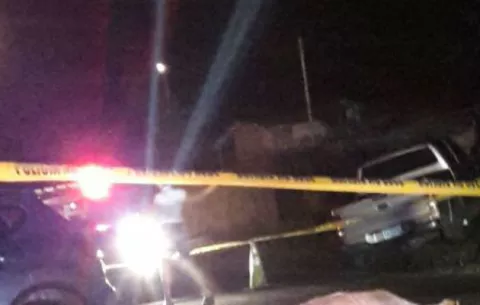Hombre muere al golpearse la cabeza cuando auto dababa reversa