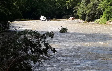 Conductor es arrastado por una cabeza de agua en Río Grande 