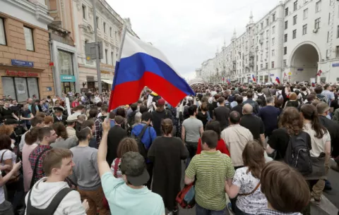 Manifestantes en Moscú lanzan consignas contra Putin en marcha no autorizada
