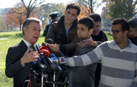 Gobierno de Colombia y profesores acuerdan terminar huelga de 37 días