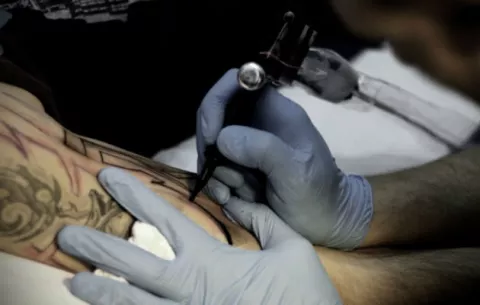 Recaudan dinero para borrar tatuaje de "Soy un ladrón" a un presunto ratero