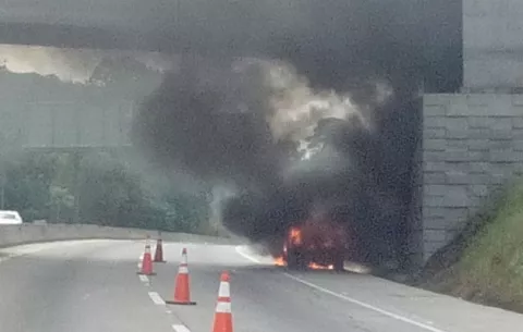 Taxi arde en llamas en autopista Panamá-Colón