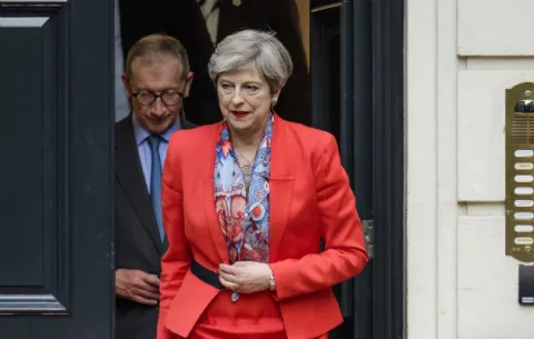 May gana sin mayoría absoluta a 10 días de comenzar a negociar el "brexit"