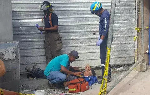 Trabajador cae de 24 pies de altura en construcción en Colón