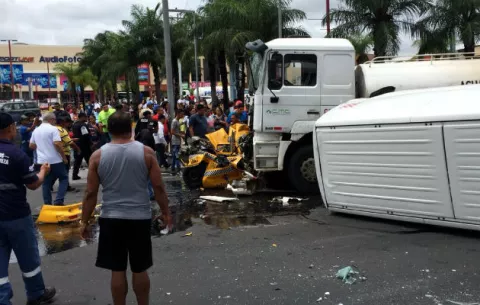 Fuerte colisión de tres vehículos frente a Los Andes Mall