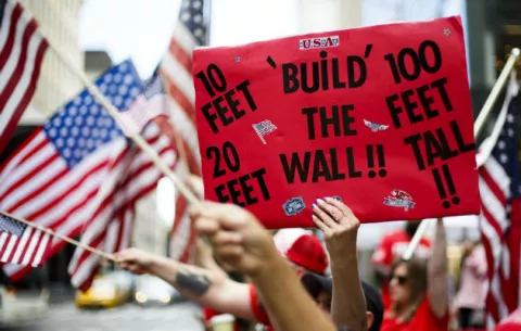 Cientos de personas marchan en EE.UU. para pedir una investigación contra Trump