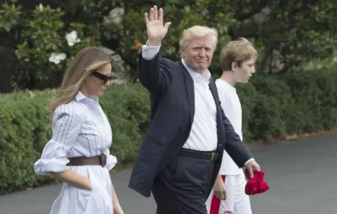 Trump sorprende y descansa por primera vez en el "rústico" Camp David
