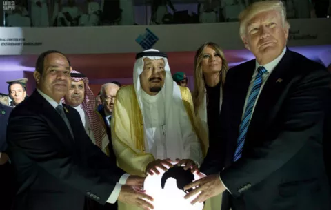 Estados árabes distanciados de Catar elogian apoyo de Donald Trump 