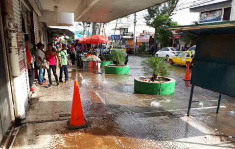 Miles de galones de agua se pierden tras daño en tubería en Penonomé
