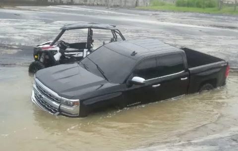 Solo con retroexcavadora fue posible sacar autos en playa Gorgona