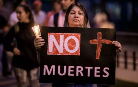 Oposición venezolana homenajea con actividad nocturna a muerto en protesta