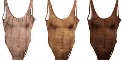 El extraño vestido de baño con 'el pecho peludo'