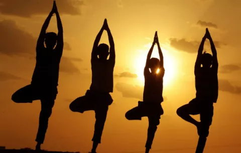 Masiva celebración del Día del Yoga en la India, a pesar de la lluvia