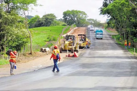 Paralizan algunas obras de la vía  La Arena-Pesé