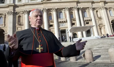 Papa aleja del Vaticano a dos cardenales claves