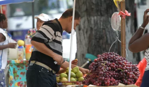 Extranjeros aumentan la informalidad  en el país 