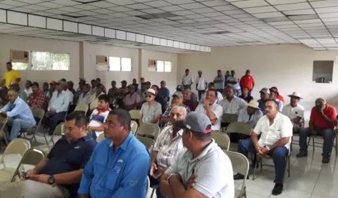 Expulsan  a tres socios de Apach 