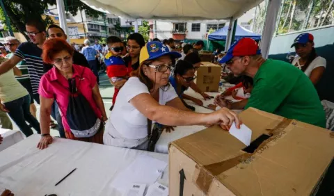 Grupo chavista siembra el pánico en consulta