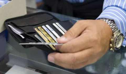 Panameños pagan más en anualidades y tasas