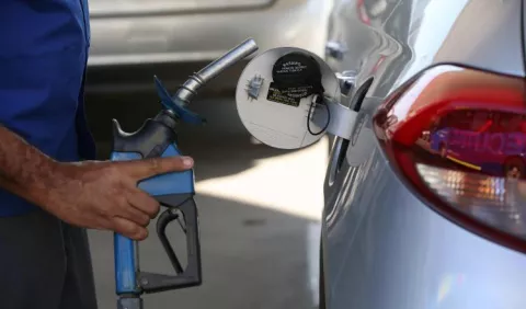 Brasileños  protestan por alza de impuestos en los combustibles