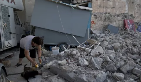 Duermen al aire libre tras sismo en Kos