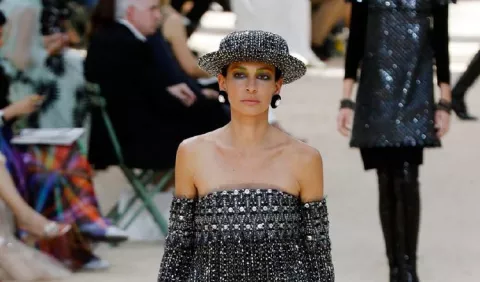 Karl y el sombrero, el sello de la diva Coco
