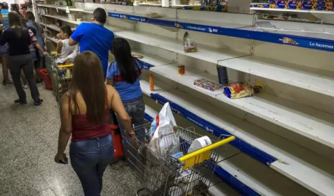 Venezolanos hacen acopio de alimentos y gasolina ante gran paro